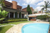 Casa ampla e aconchegante com 4 suítes, vista linda, área de lazer completa e squash, numa rua calma.