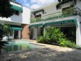 Casa espaçosa para reforma, com jardim e 385m2 de terreno, em rua de pouca passagem perto da Faria Lima.
